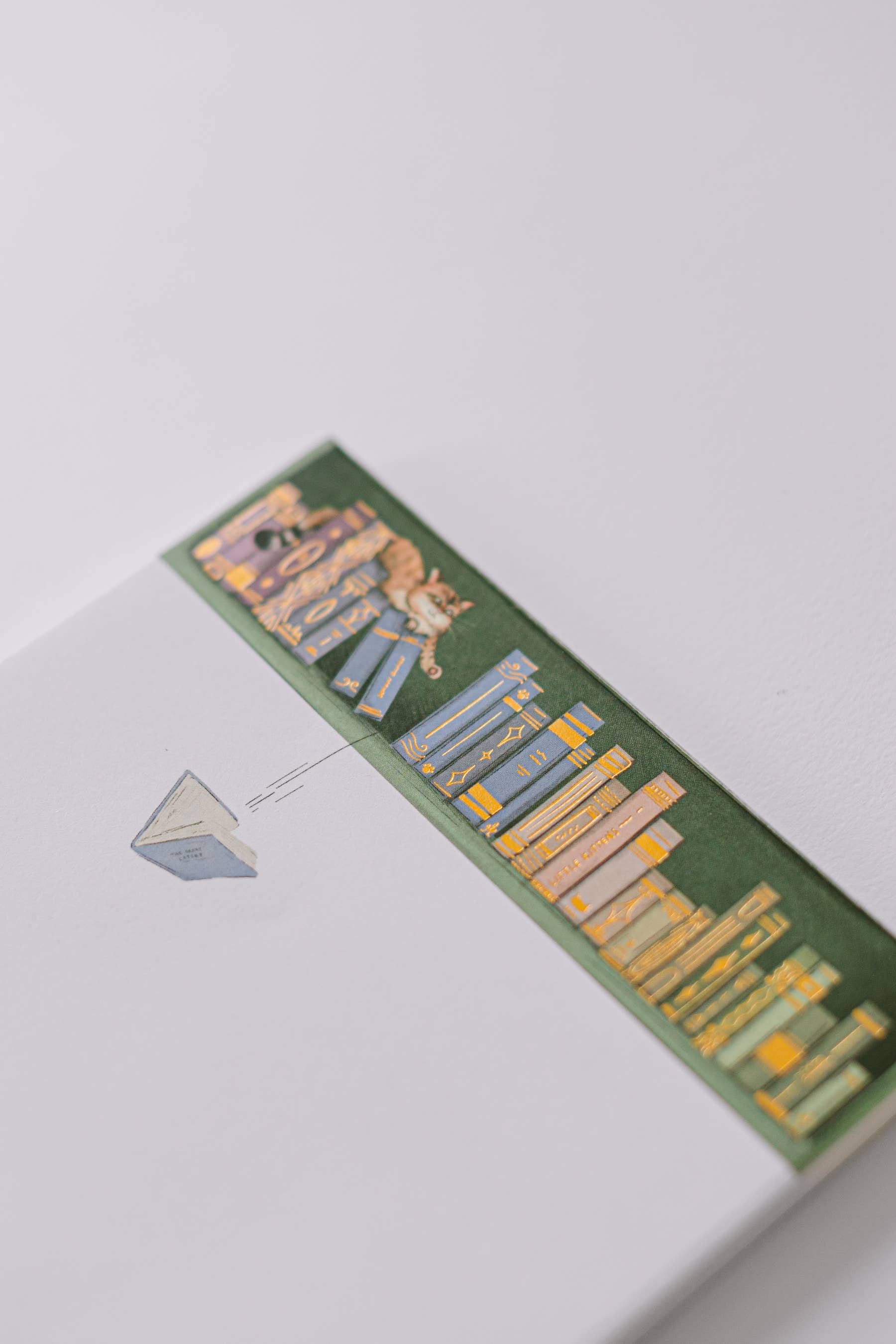 Sneaky Bookshelf Cat Notepad